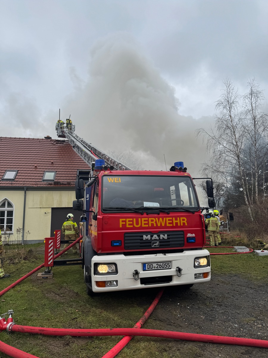 FW Dresden: Großbrand in Dresden-Rossendorf - Starke Rauchentwicklung