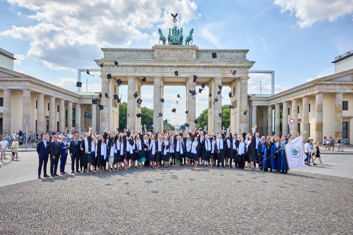 Absolvent:innen des 13. Jahrgangs des Asklepios Campus Hamburg der Semmelweis Universität erhalten Abschlussdiplome