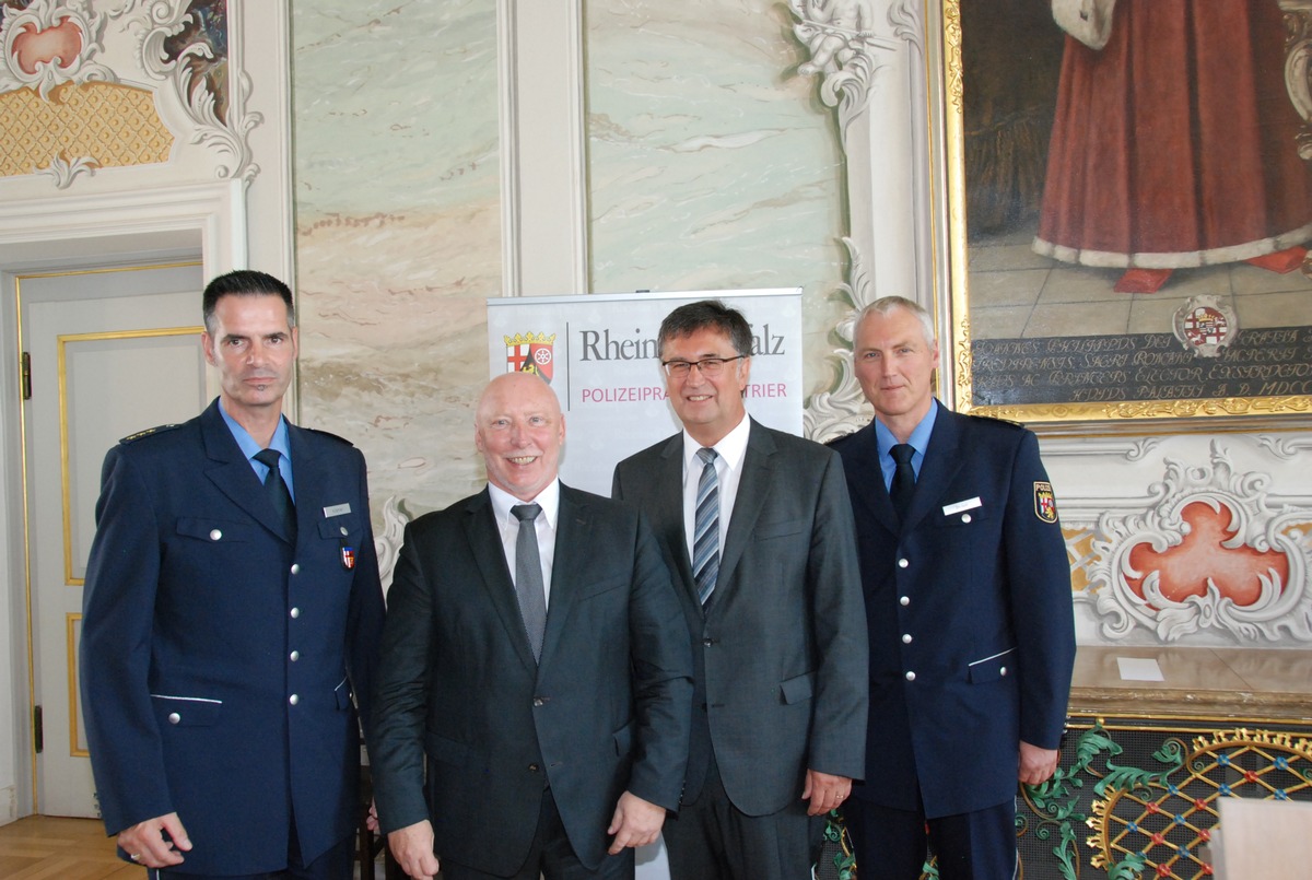 POL-PPTR: Behördenleiter Rudolf Berg verabschiedet Kriminaldirektor Norbert Hausen, Leiter der Polizeidirektion Trier, in den Ruhestand - Polizeidirektor Ralf Krämer übernimmt.