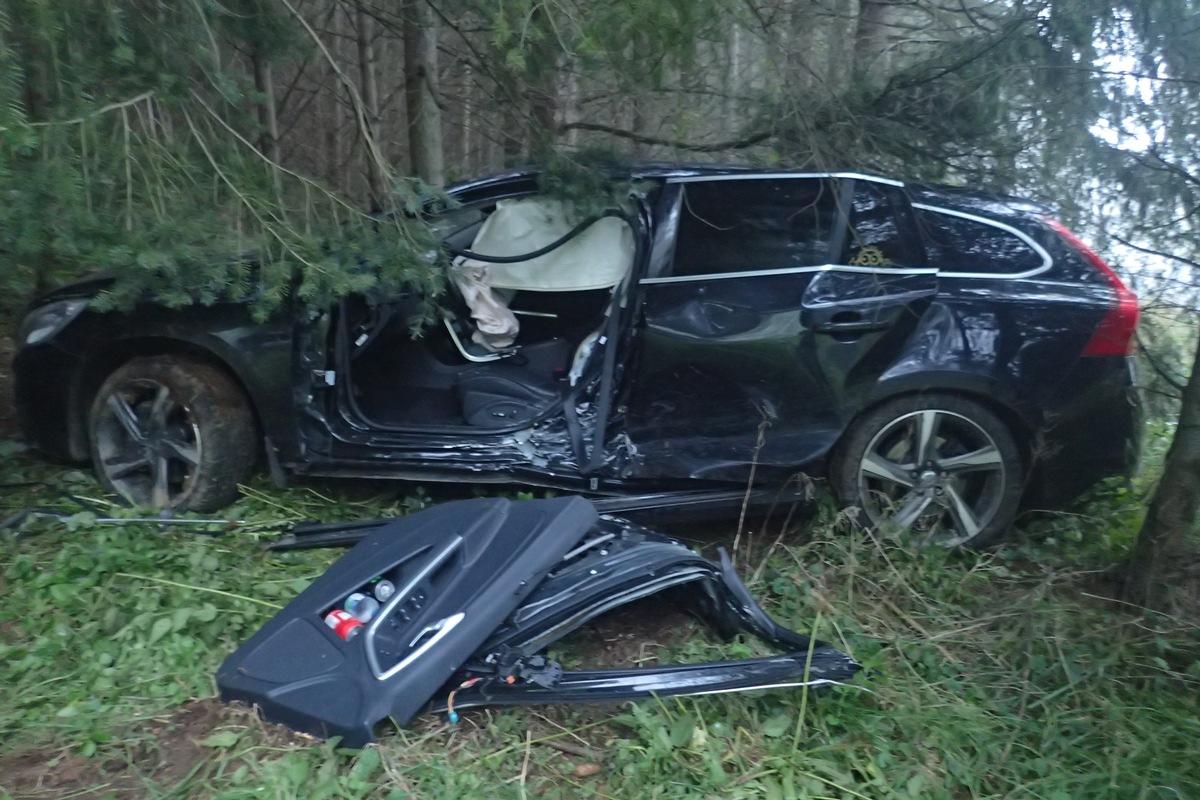 POL-PDKH: Verkehrsunfall mit schwer verletzter Person - Zeugen gesucht