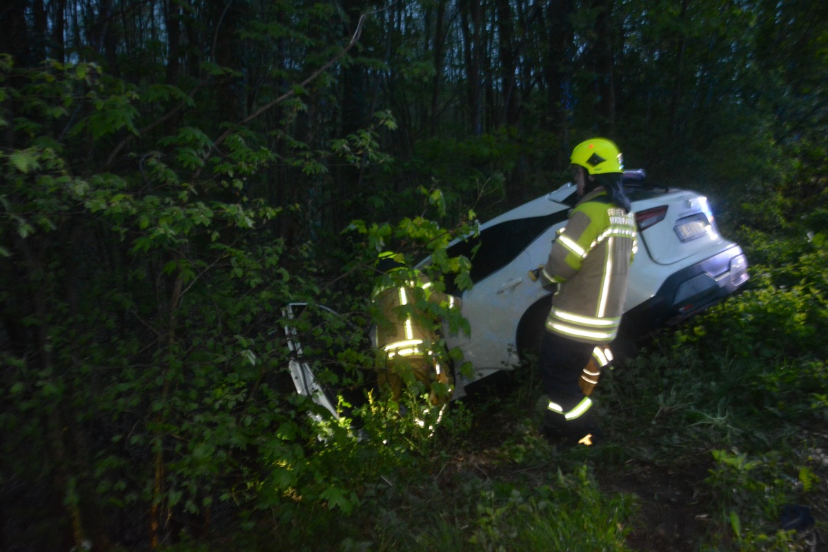 POL-HF: Verkehrsunfall mit Personenschaden- Zusammenstoß mit Straßenbaum