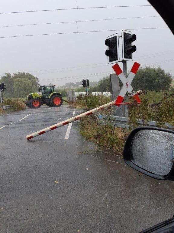 BPOL-KS: Traktor reißt Schrankenbaum am Bahnübergang ab