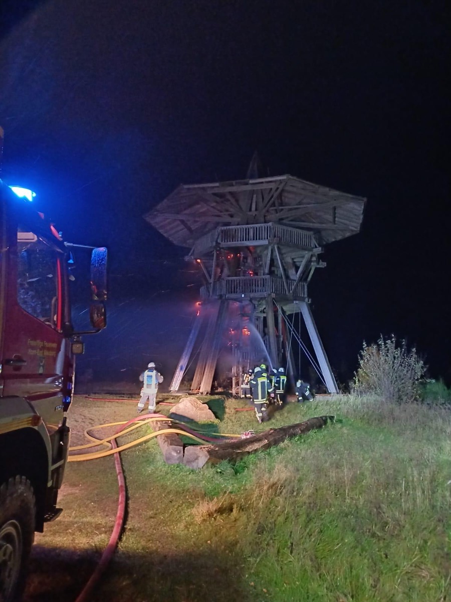 FW Horn-Bad Meinberg: Hölzerner Aussichtsturm -Eggeturm- durch Brand schwer beschädigt - eine Person noch auf Aussichtsplattform