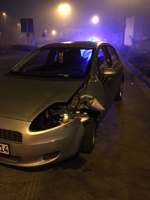 POL-PDKH: Verkehrsunfall unter Alkoholeinfluss - Pkw fällt Baum