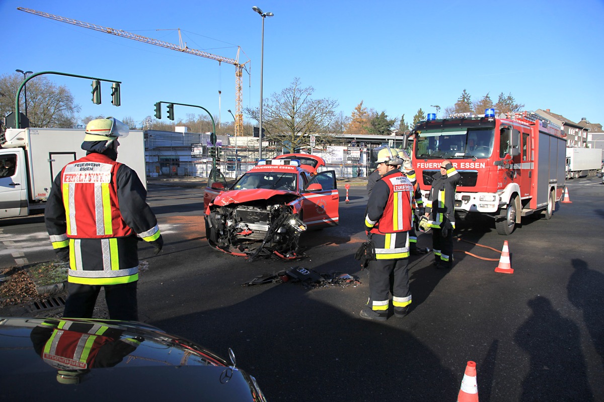 FW-E: Verkehrsunfall mit zwei beteiligten PKW, Einsatzleitwagen war mit Blaulicht und Martinshorn unterwegs