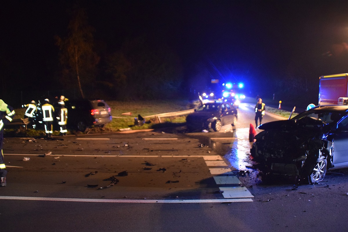 POL-HF: Verkehrsunfall mit Verletzten -
Linksabbieger verursacht Mehrfachkarambolage