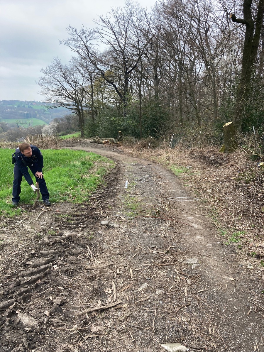 POL-ME: Stacheldraht über Feldweg gespannt: Mountainbiker stürzte - Velbert - 2304043