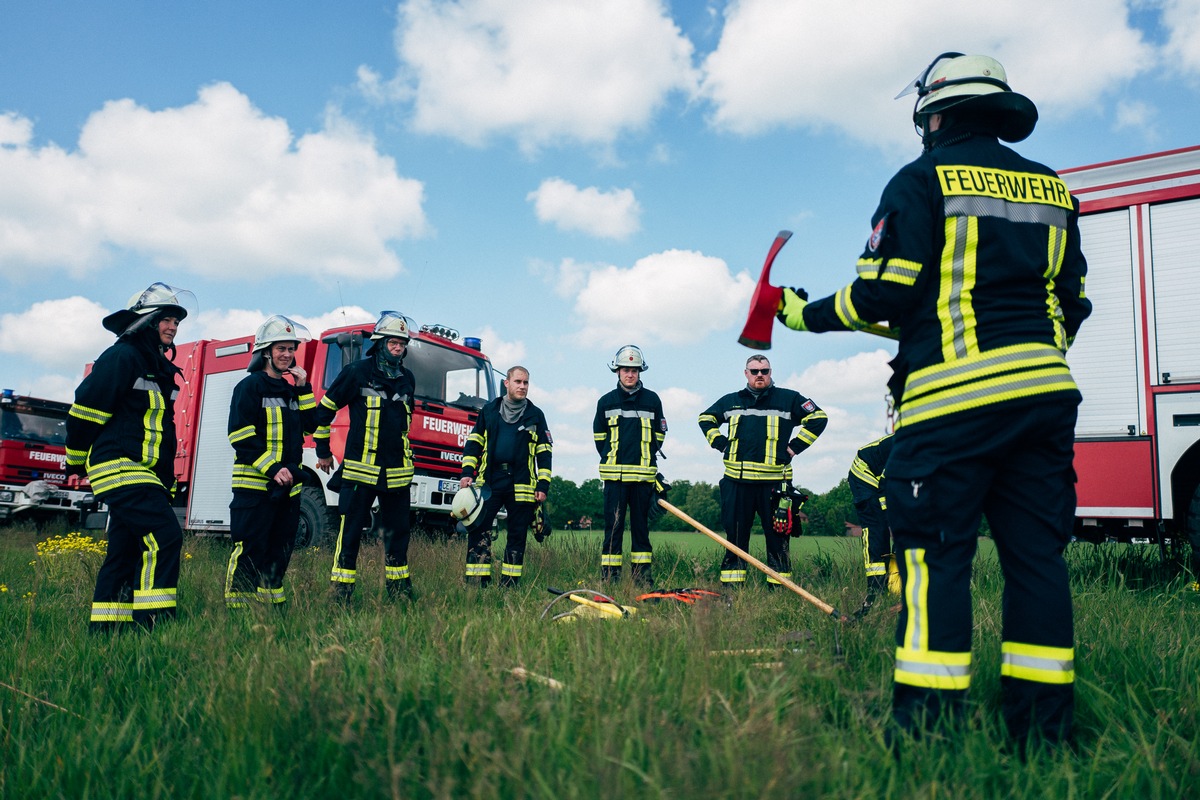 FW Celle: Celler Feuerwehr führt Schulung zur Vegetationsbrandbekämpfung durch