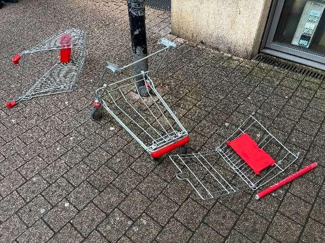 POL-WOB: Einkaufswagen von Parkdeck geworfen - Polizei sucht Zeugen