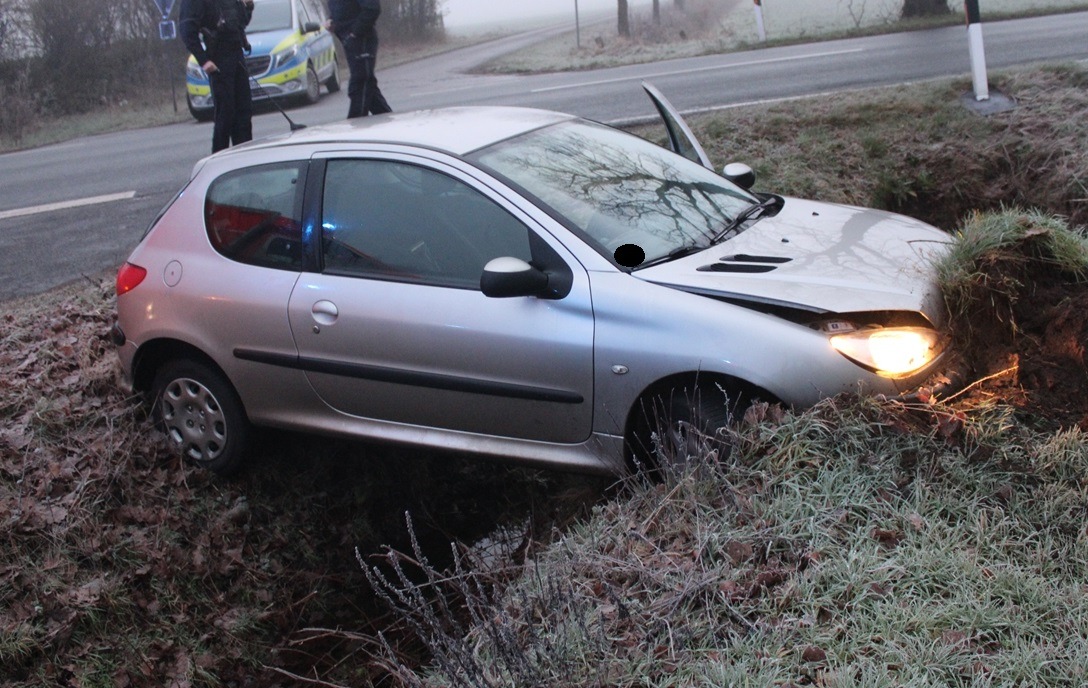 POL-MI: Auto rutscht in Graben