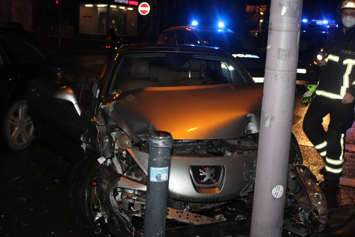 POL-UN: Verkehrsunfall auf Verkehrsring - bei Fahrstreifenwechsel Pkw übersehen - eine schwer- und eine leichtverletzte Person