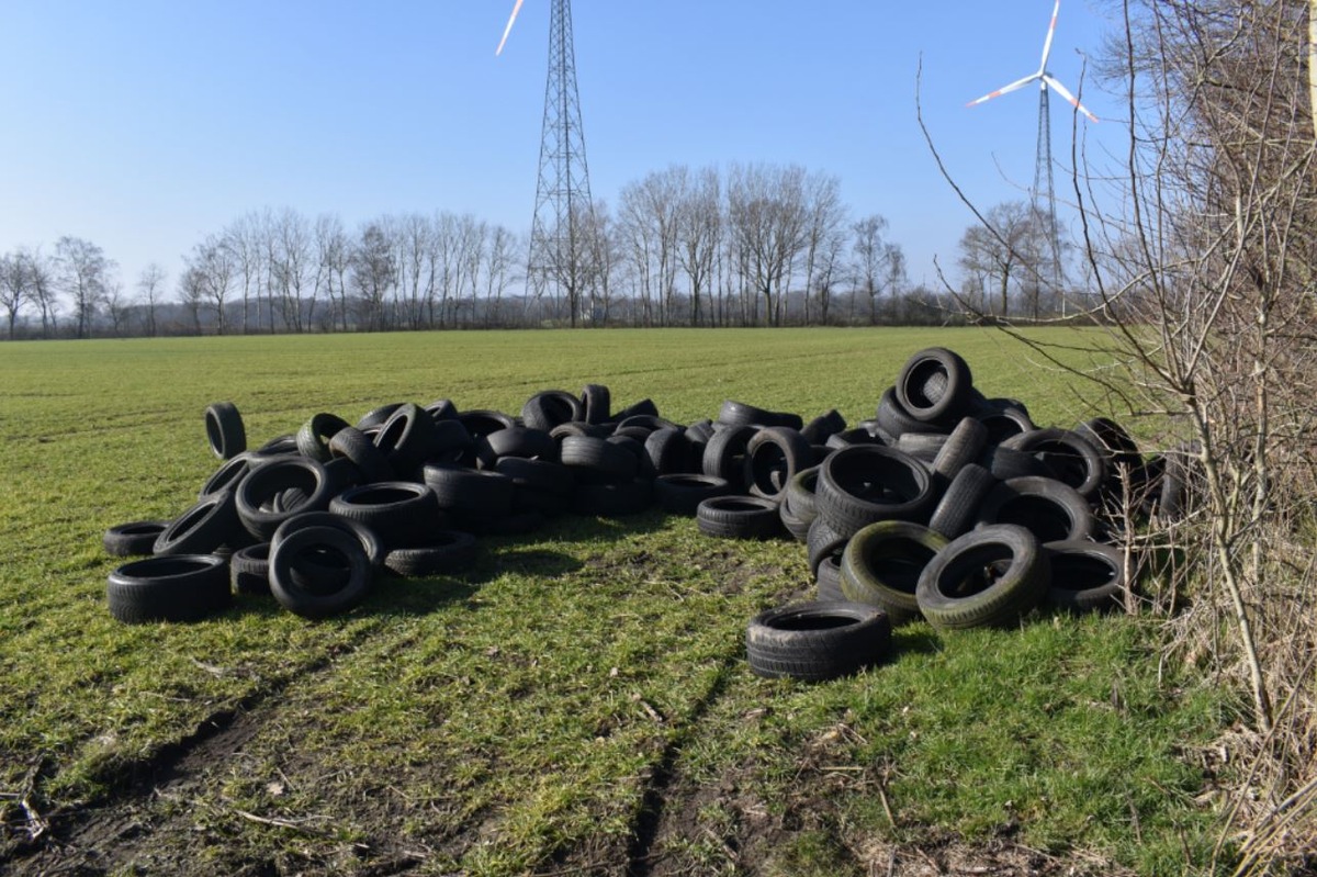 POL-OS: Voltlage: Altreifen auf Feld am Eichenweg entsorgt - Polizei sucht Zeugen