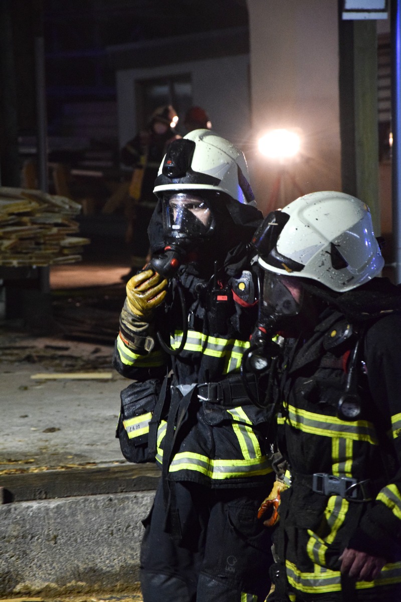 FW-MK: Feuer in einem Holzbetrieb