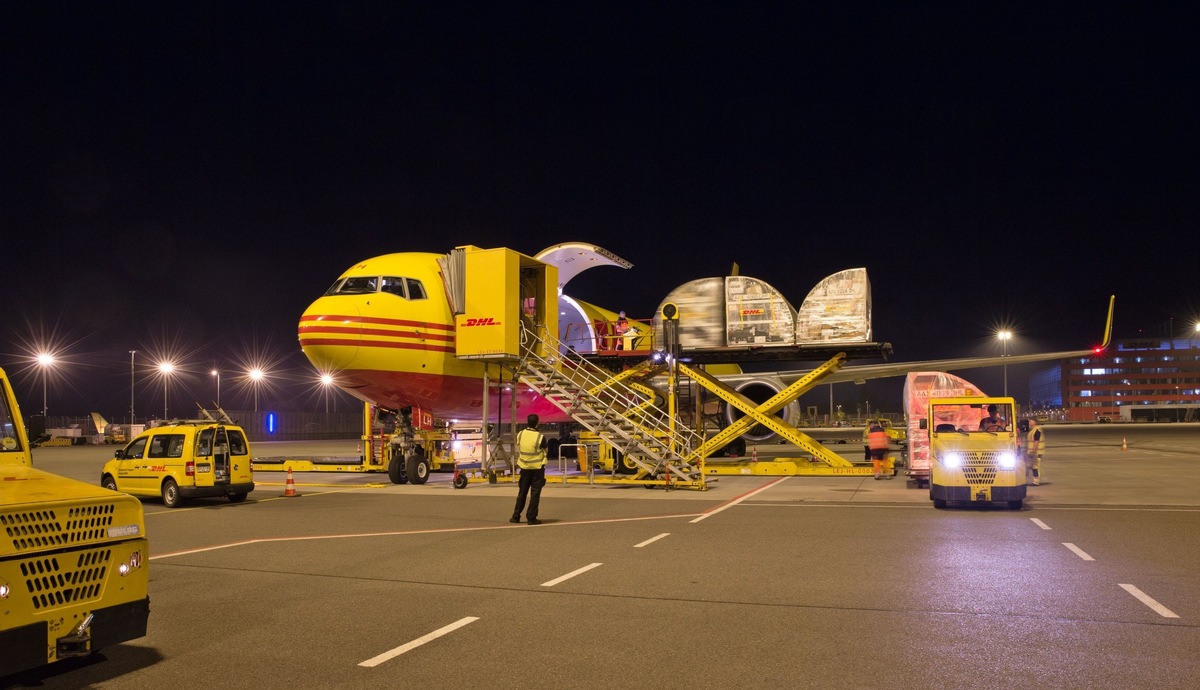 PM: DHL Express führt GoGreen Plus ein: Erster globaler Expresskurier gibt Kunden die Möglichkeit, nachhaltigen Flugkraftstoff zur Emissionssenkung einzusetzen / PR: DHL Express launches GoGreen Plus: First global express courier to give customers th