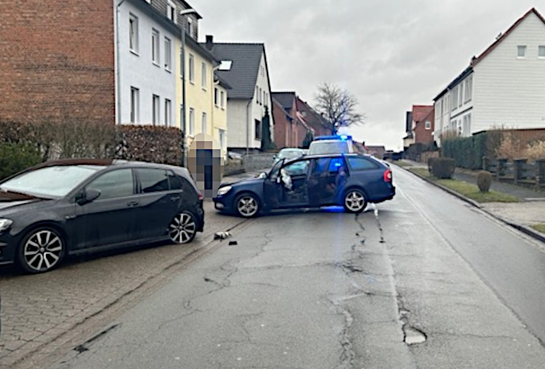 POL-HM: Aus dem Verkehrsbereich: Verkehrsunfälle mit Verletzten - Ast durchbohrt Frontscheibe - Blutentnahme nach Drogenfahrt