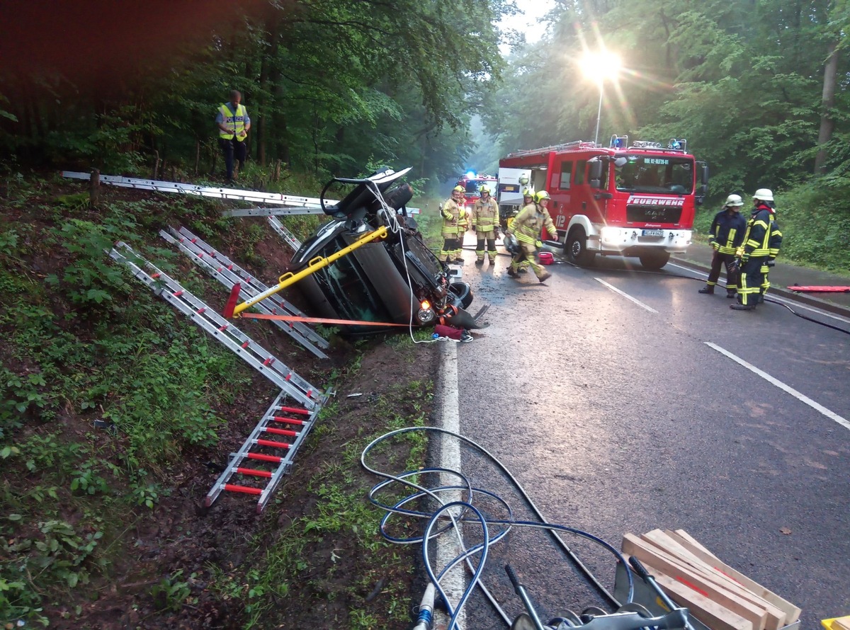 FW-Stolberg: Schwerer Verkehrsunfall - eingeklemmte Autofahrerin