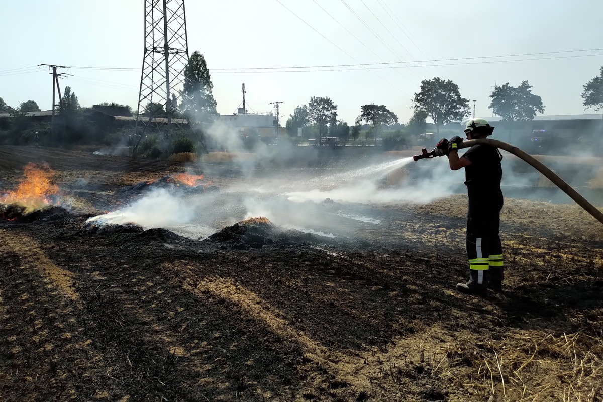 FW-KLE: Flächenbrand greift auf Lagerhalle über / Wohnhäuser in Gefahr