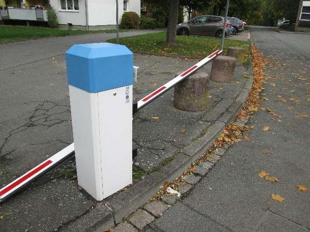 POL-WOB: Fahrzeugführer beschädigt Schranke und flüchtet - Polizei sucht Zeugen