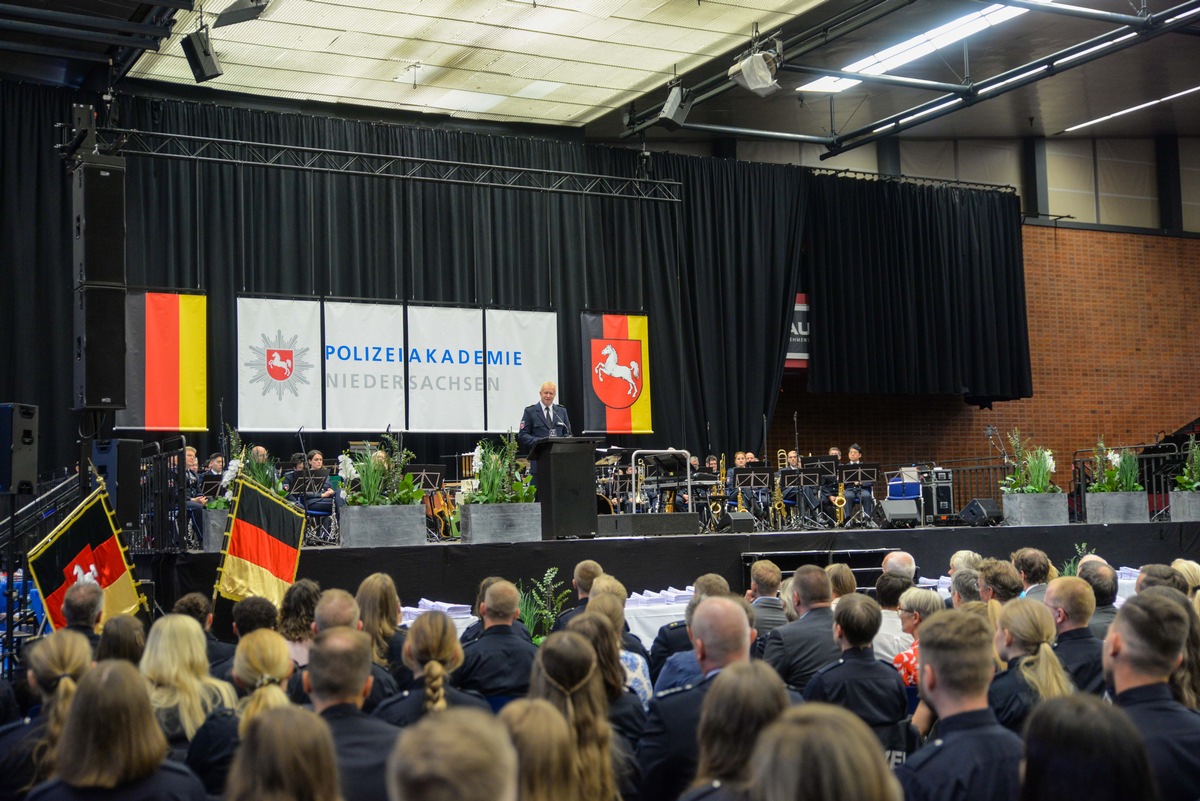 POL-AK NI: 29.09.2023: Mehr als 500 angehende Polizeikommissarinnen und Polizeikommissare durch die Polizeiakademie Niedersachsen verabschiedet Über 10.000 Absolventinnen und Absolventen seit Gründung in 2007