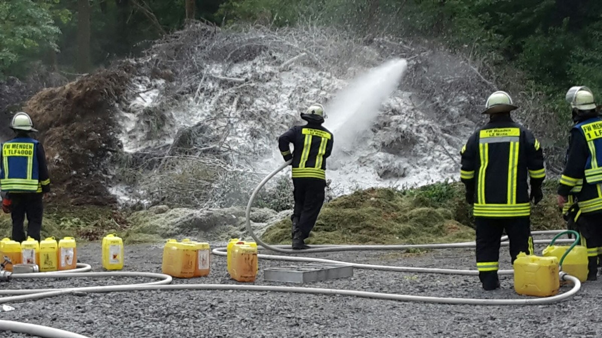 FW Menden: Brennt Grünabfall auf Lagerplatz