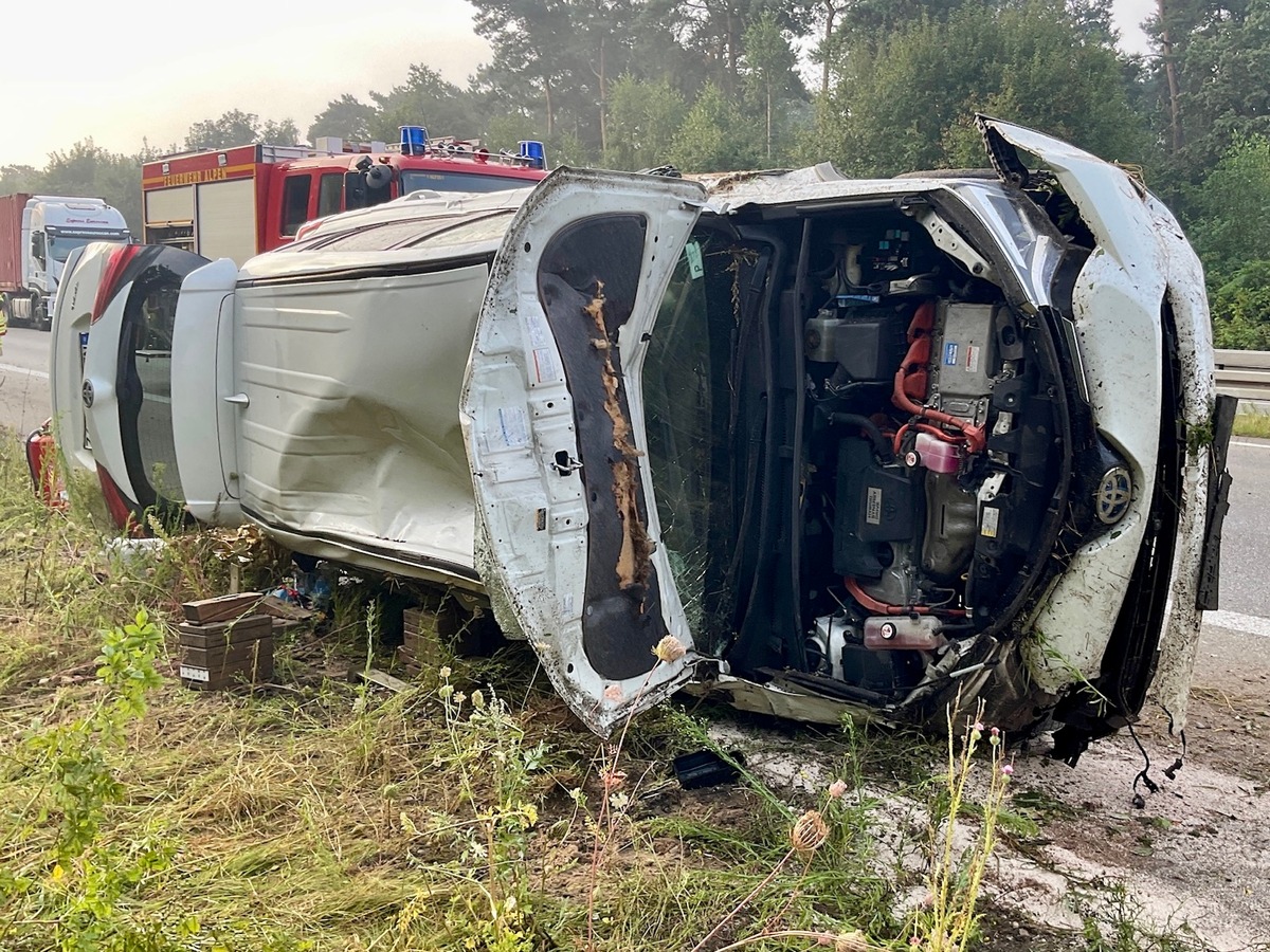 FW Alpen: Verkehrsunfall auf der A57, zahlreiche Rettungskräfte im Einsatz