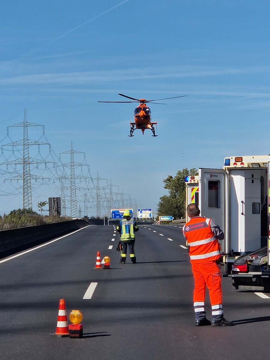 FW-NE: Verkehrsunfall auf der A57 | 4 Personen verletzt