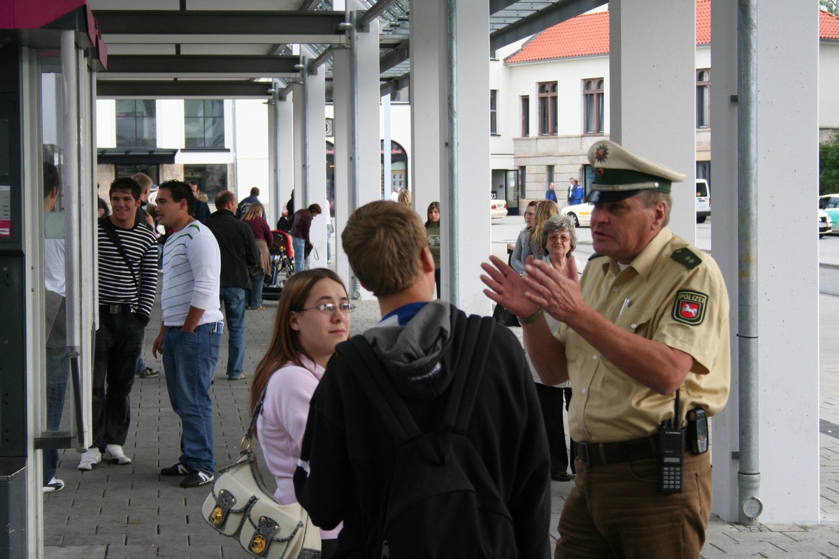 POL-HM: Zum Schulbeginn: Polizei auf Sonderstreife am Bahnhofsvorplatz