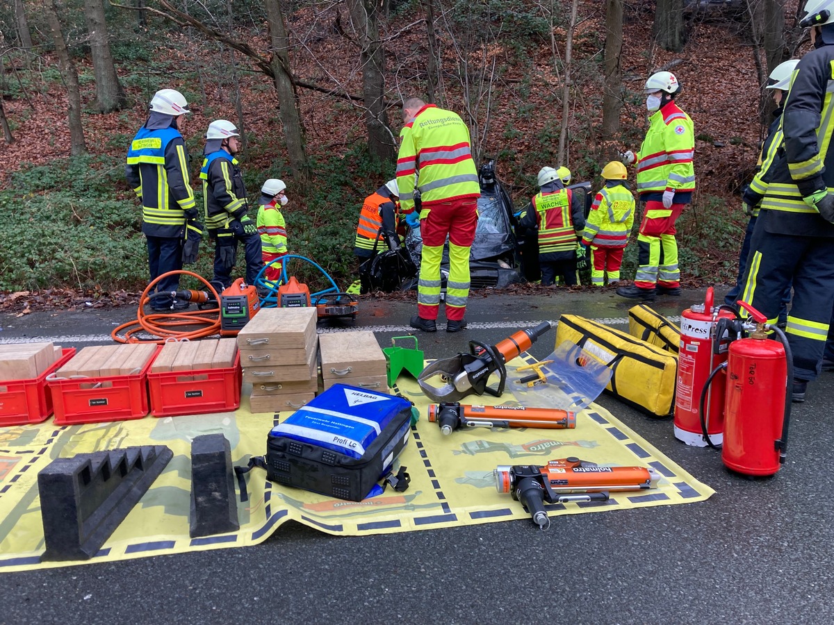 FW-EN: Schwerer Verkehrsunfall mit fünf Verletzten - Rettungshubschrauber im Einsatz