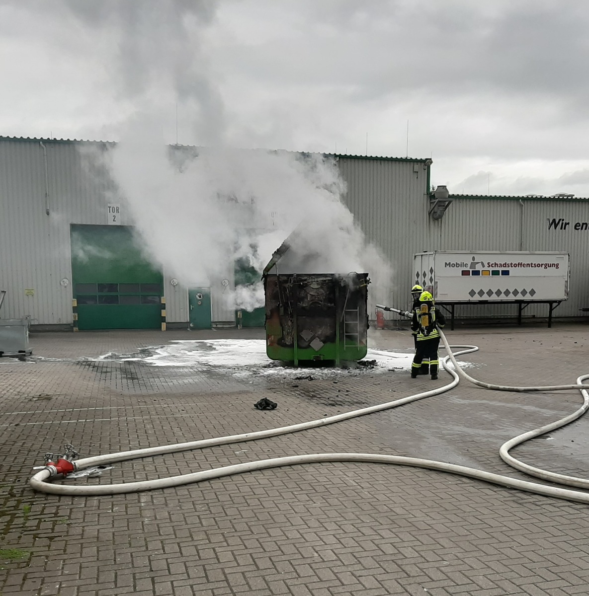 POL-WHV: Brand eines Sammelcontainers (FOTO) auf dem Gelände der Sonderabfalldeponie Wiefels - das rasche Eingreifen der Feuerwehren verhinderte Schlimmeres