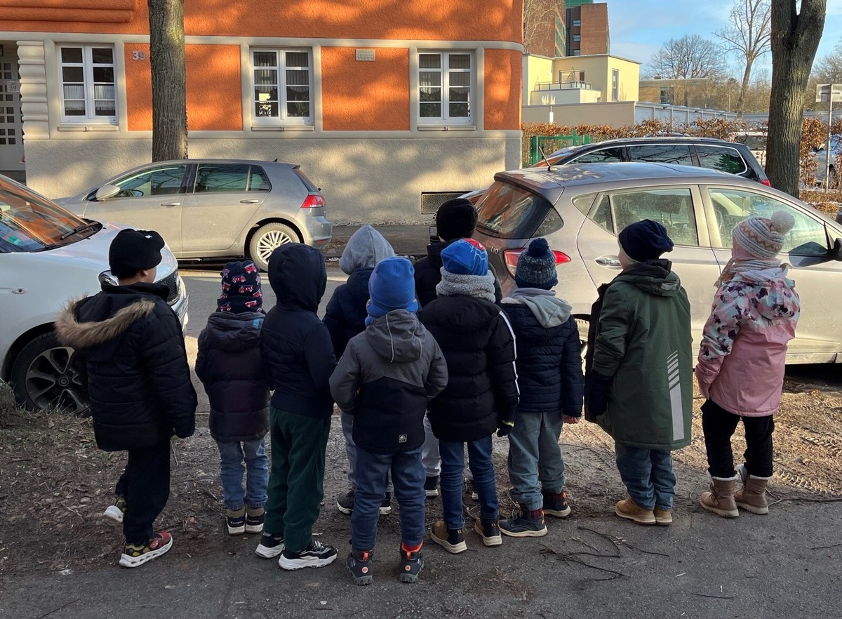 POL-HA: Verkehrssicherheitsarbeit beim Überqueren der Straße - Erstklässler der Funckeparkschule lernen richtig, die Straße zu überqueren