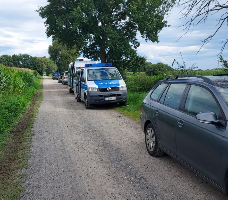 POL-STD: Shining-Festival in Himmelpforten - Polizei und Zoll kontrollieren an- und abreisende Teilnehmer - 38 Ermittlungsverfahren eingeleitet