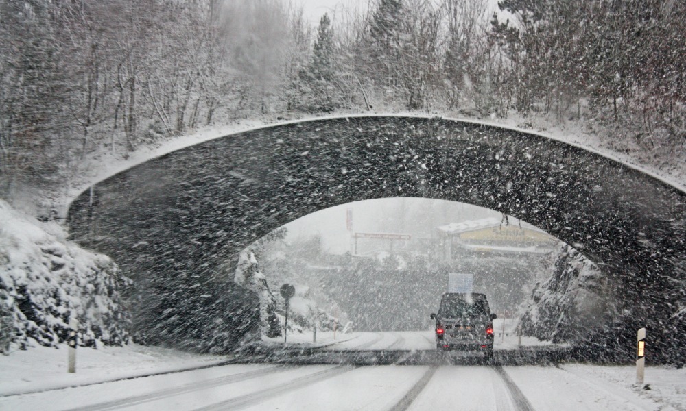 Repräsentative Studie zeigt: Besonders junge Menschen kennen sich mit Räumpflichten im Winter nicht aus