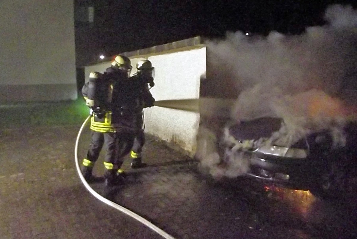 FW-DO: Brennender PKW in einem Hinterhof