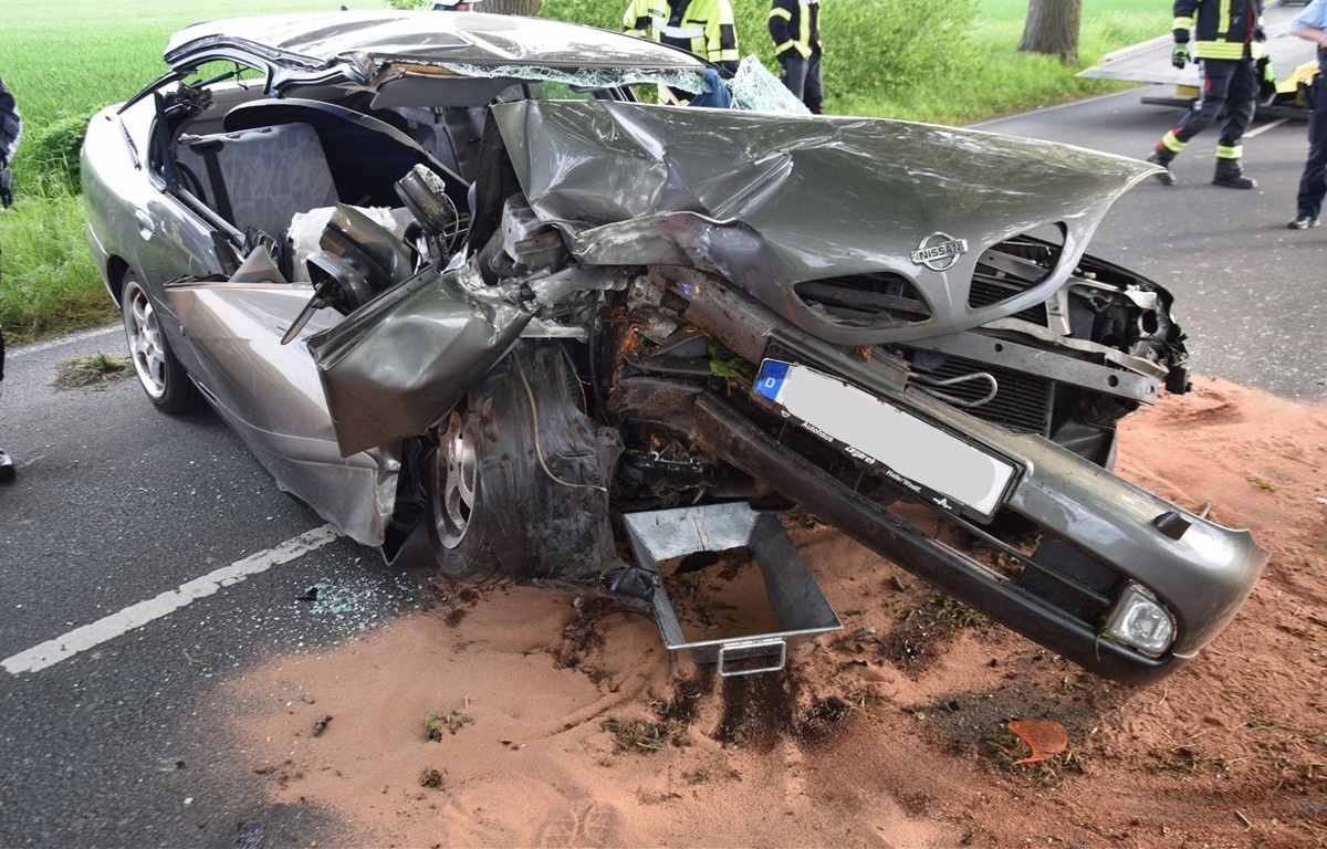 POL-HF: Nissan kommt von Straße ab - Fahrerin leicht verletzt