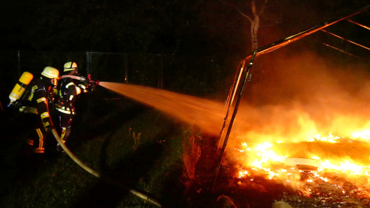 FW Celle: Feuerwehr löscht brennende Zelte