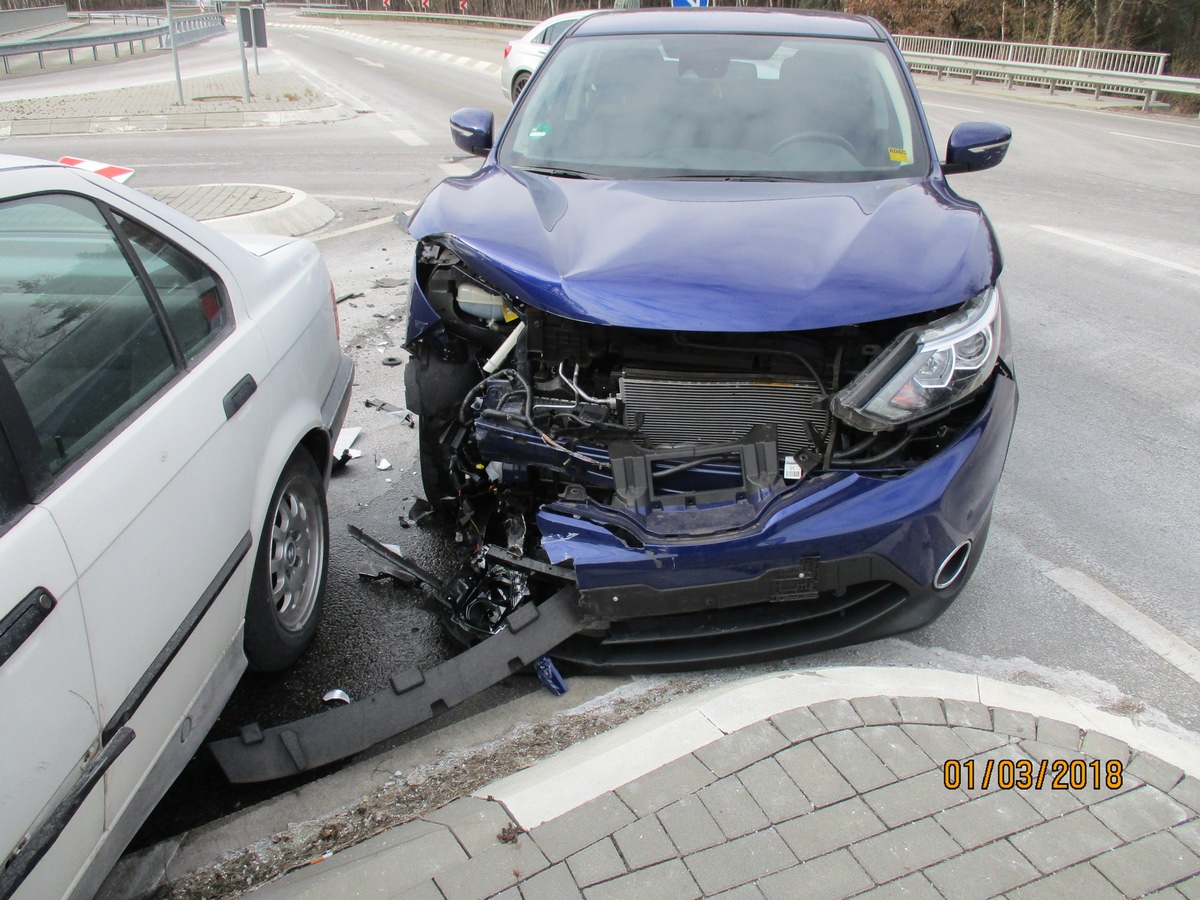 POL-PDKL: Vorfahrt missachtet - zwei Pkw stark beschädigt - eine Person verletzt