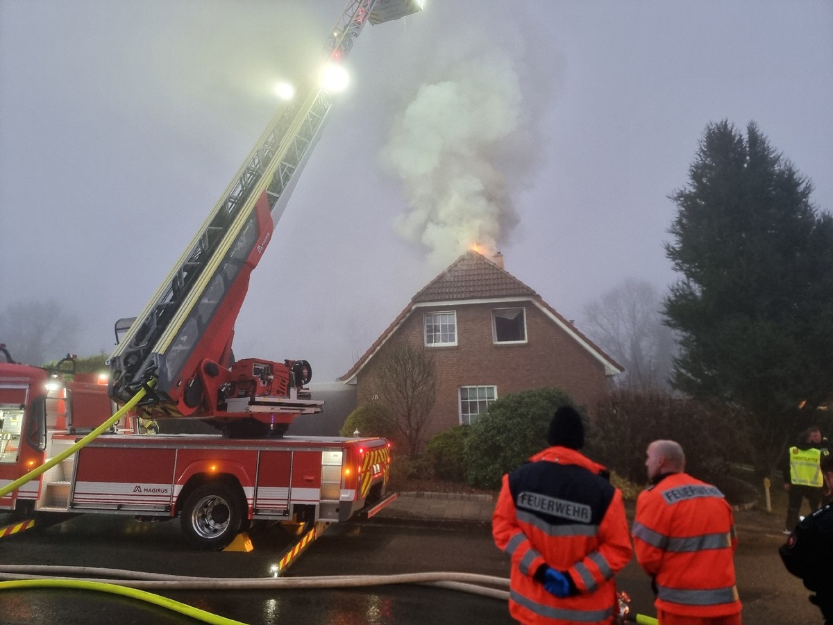 POL-CUX: Brand eines Einfamilienhauses in Oxstedt (Foto im Anhang)