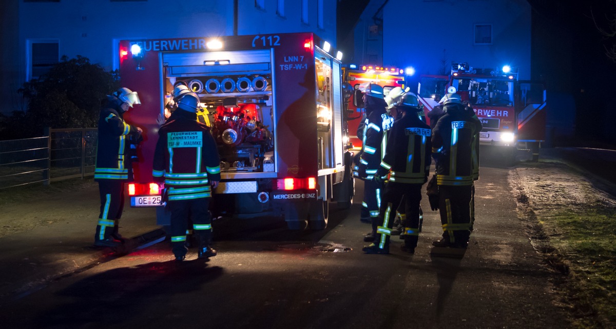 FW-OE: Feuer mit Menschenleben in Gefahr - Rauchentwicklung durch angebranntes Essen auf Herd