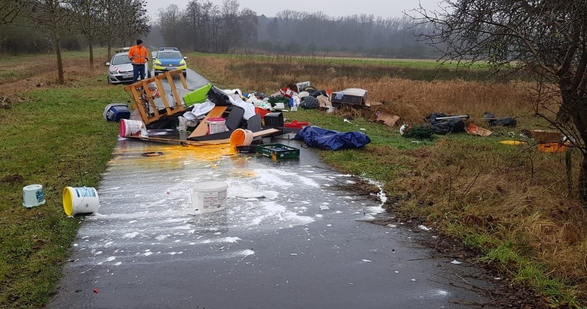 POL-STD: Unbekannte entsorgen Sperrmüll in der Landschaft rund um Stade - Polizei und Landkreis suchen Verursacher und Zeugen