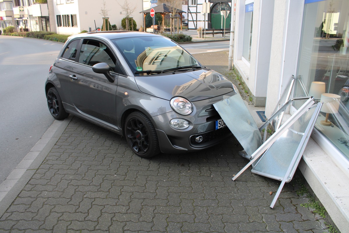 POL-SO: Auto fährt in Hauswand - 57-jährige schwer verletzt