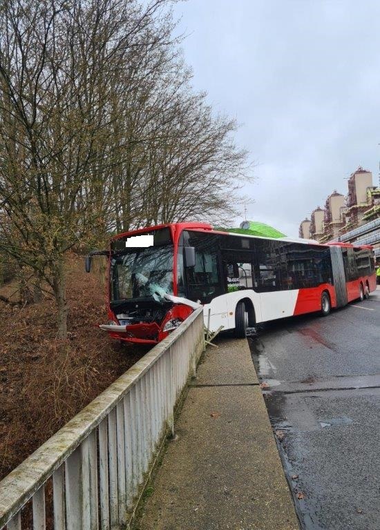 POL-AC: Unfall mit Linienbus verläuft glimpflich