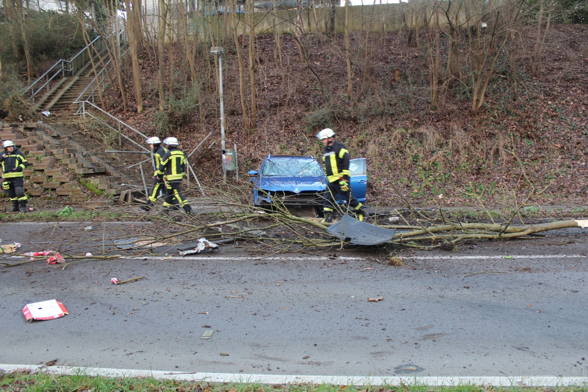 POL-SU: Pkw überschlägt sich/Fahrer unter Alkoholeinfluss