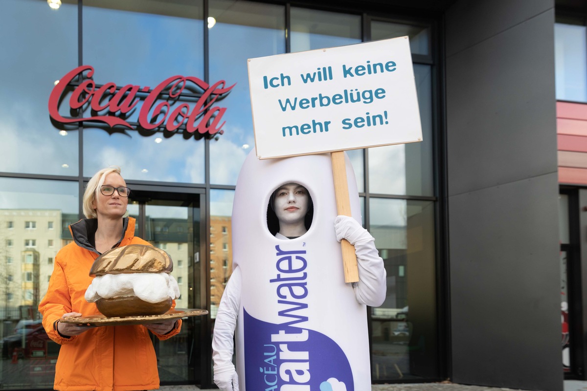 foodwatch-Protestaktion bei Coca-Cola: Getränkekonzern lehnt Goldenen Windbeutel ab - Verbraucherorganisation fordert: Supermärkte müssen Schummelprodukt aus den Regalen nehmen