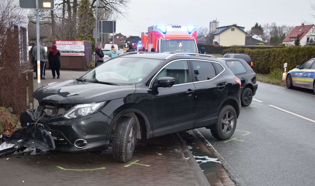 POL-HF: Auto beim Abbiegen übersehen -
Drei Personen verletzt