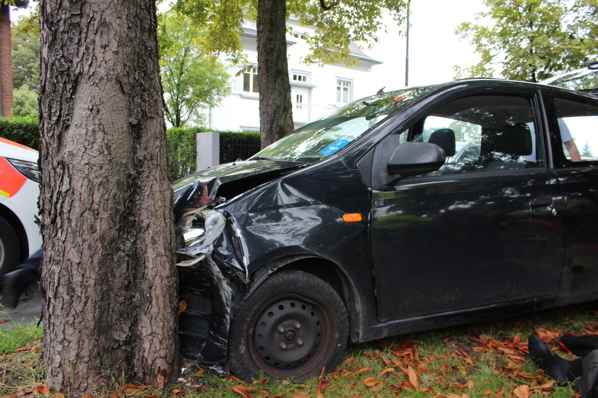 POL-ME: Schwer verletzt nach Alleinunfall: 72-jähriger Autofahrer stößt frontal gegen Baum - Ratingen - 1908166