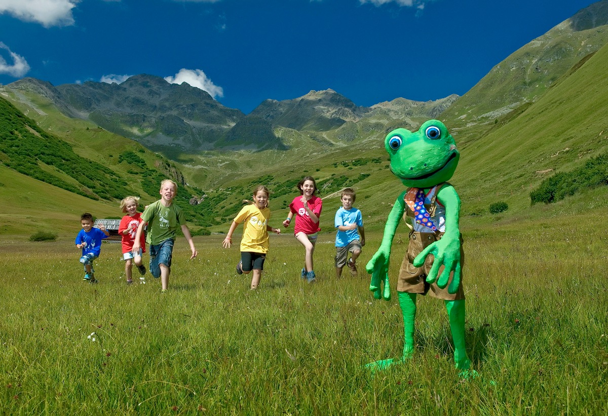 In den Family Tirol Dörfern hüpfen die Kinder in diesem Sommer mit Bartl Bergfrosch um die Wette  - BILD