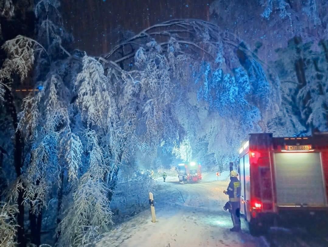 Feuerwehr MTK: Schneechaos im Rhein-Main-Gebiet: MTK-Einsatzkräfte im Dauereinsatz