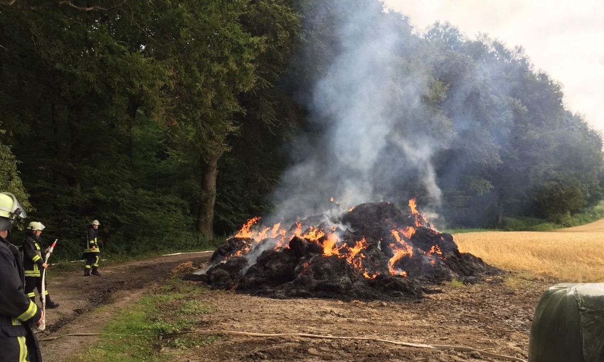 FW-DO: Strohballen brennen am Waldrand