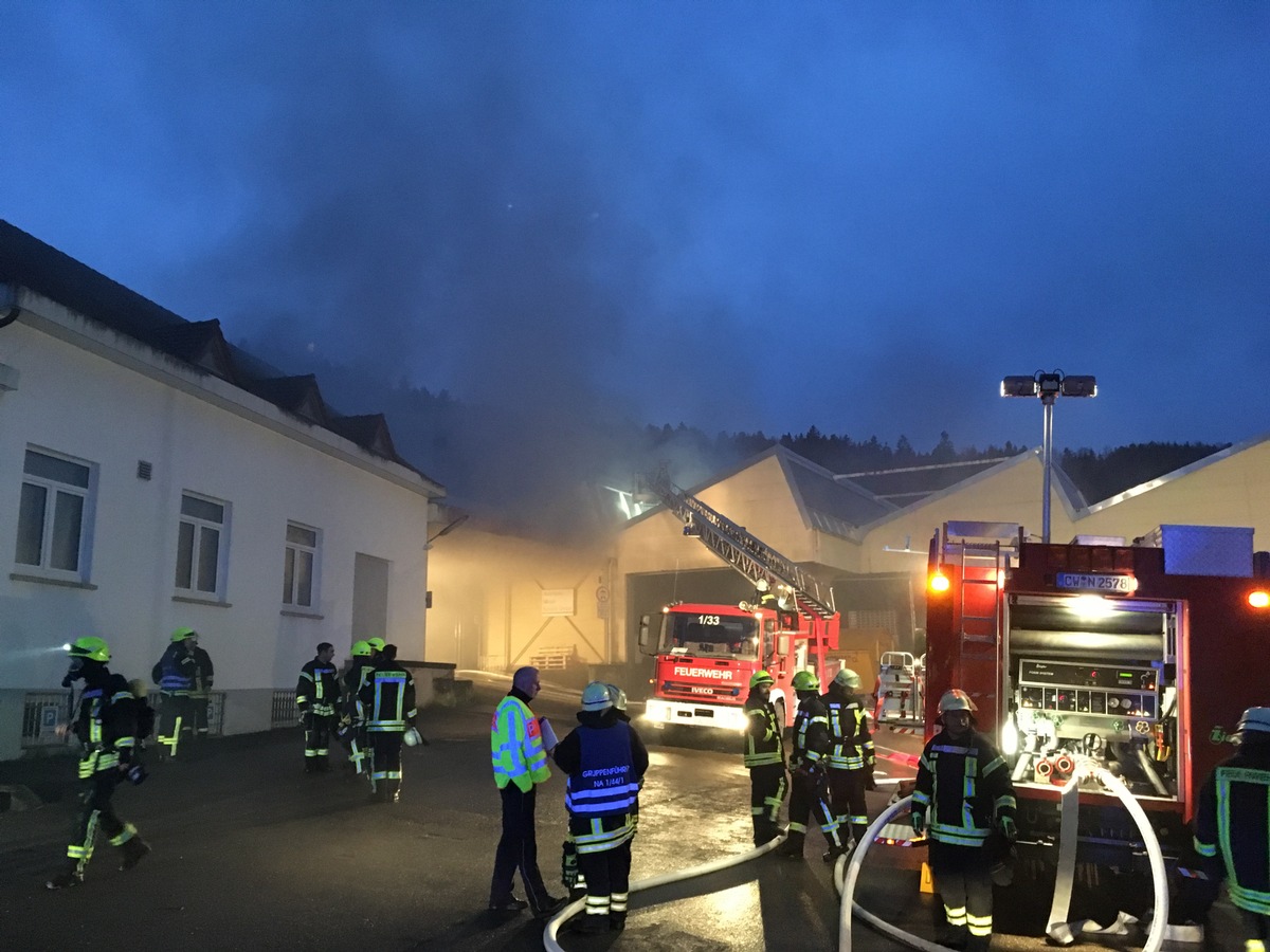 KFV-CW: Lagerhallenbrand mit starker Rauchentwicklung - Gitterboxen mit Kunststoffteilen in Brand geraten - Keine Verletzten