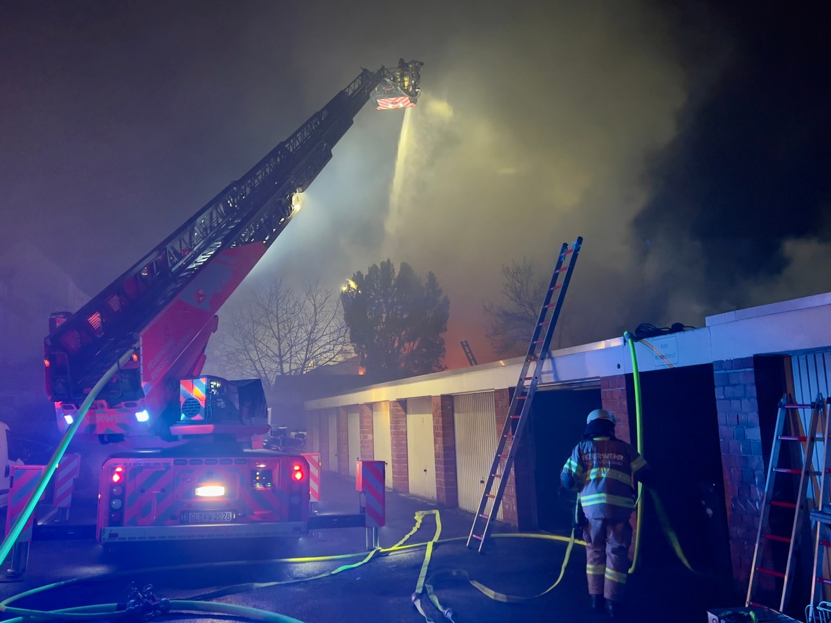 FW-GL: Brand einer Lagerhalle in Bergisch Gladbach vernichtet mehrere Oldtimer